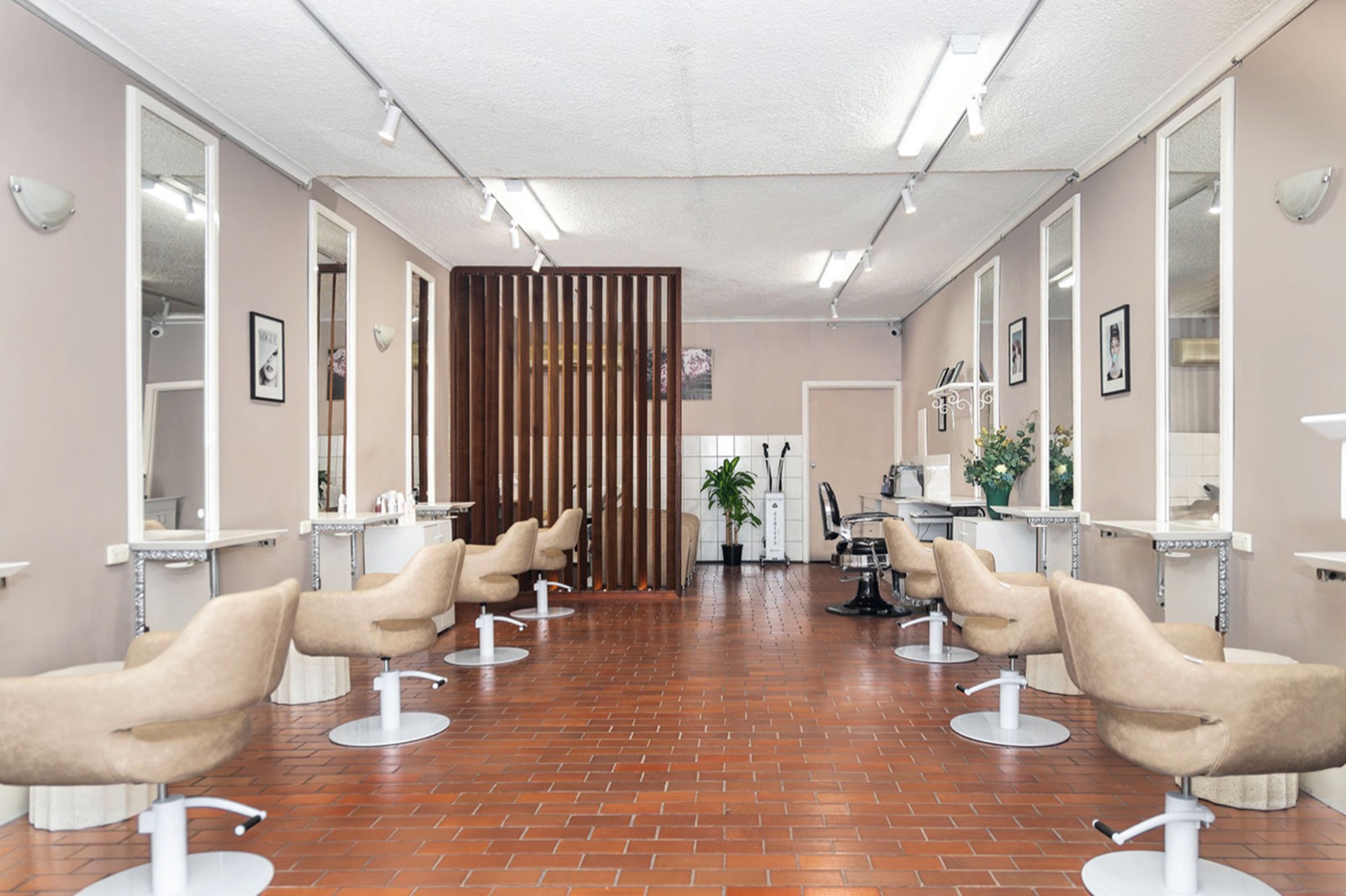 IKORA Hair styling floor with mirrors and chairs